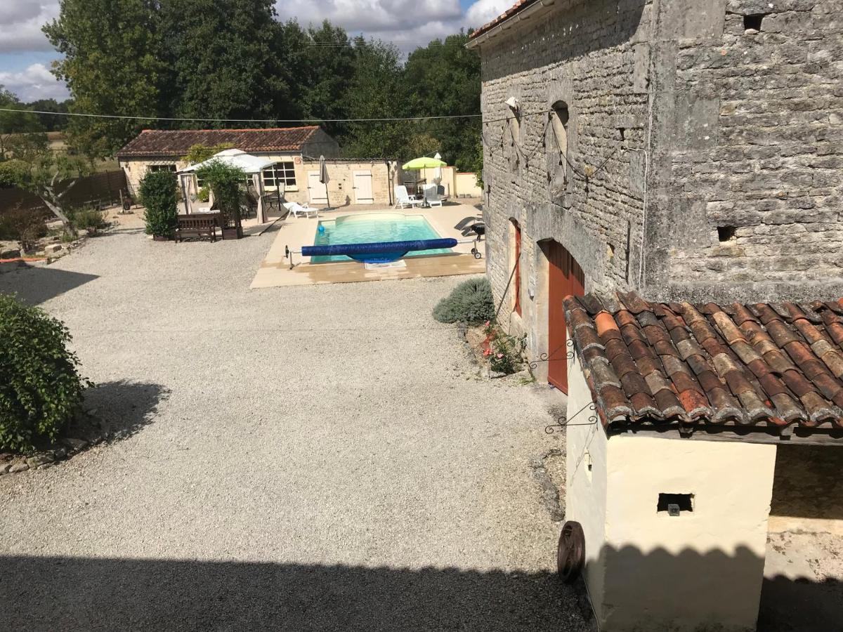 Les Cygnes Noirs Bed & Breakfast Aujac  Exterior photo