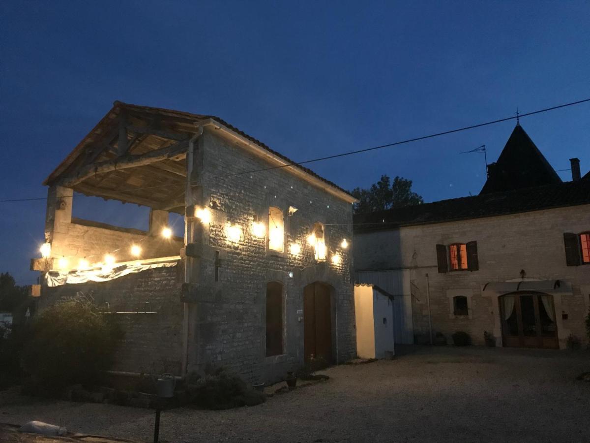 Les Cygnes Noirs Bed & Breakfast Aujac  Exterior photo