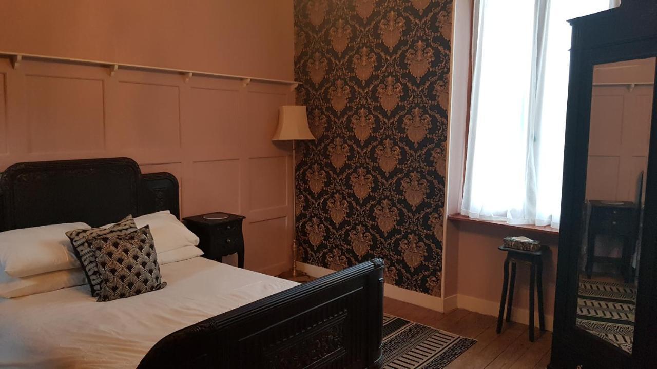 Les Cygnes Noirs Bed & Breakfast Aujac  Exterior photo